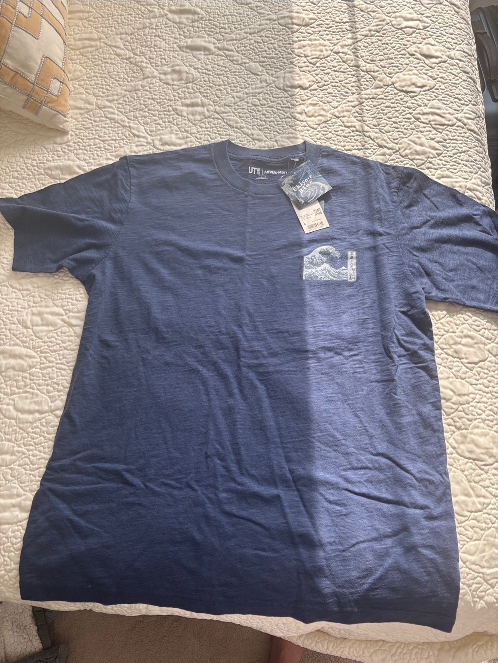 Uniqlo Navy Blue Short Sleeve Crew Neck Tee with Wave Pocket Graphic